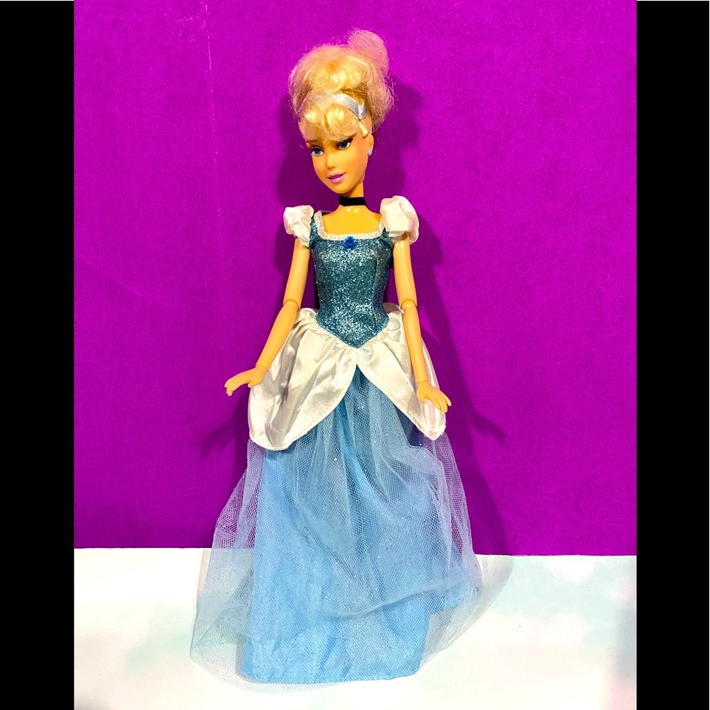 DISNEY CLASSIC CINDERELLA POSABLE COLLECTABLE DOLL w/ BLUE SPARKLE BALL GOWN